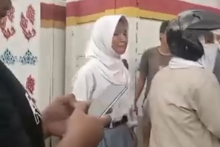 Tangkapan layar video viral debt collector atau matel mengintimidasi dua siswi di Cileungsi, Kabupaten Bogor. (Tangkapan layar)