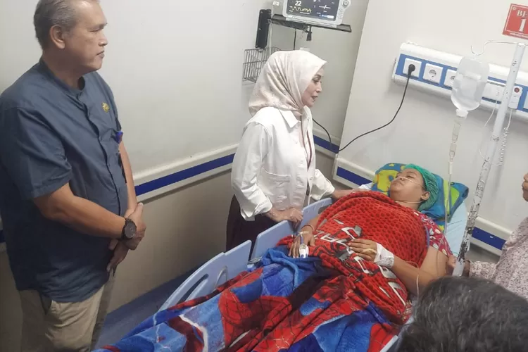 Dirut RSUD Kota Bogor dr Ilham Chaidir menemani istri Wali Kota Bogor Yanti Rachim menjenguk korban bencana longsor (ist)