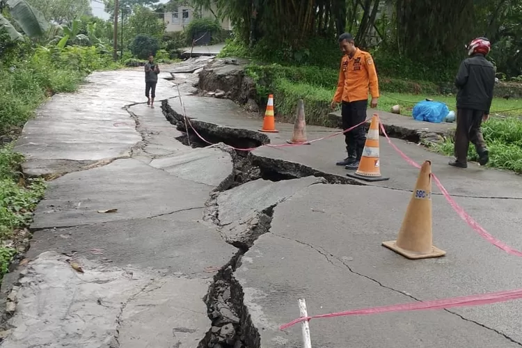 Bencana pergerakan tanah di Desa Bojongkoneng, Kecamatan Babakanmadang, Kabupaten Bogor. (BPBD)