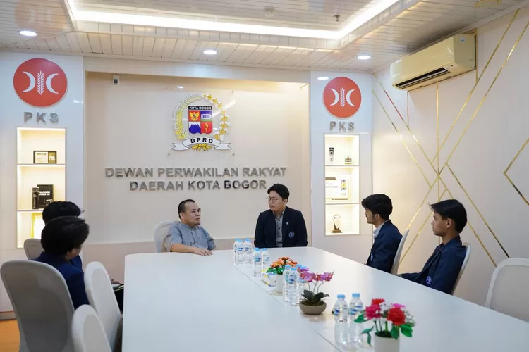Ketua DPRD Kota Bogor Adityawarman Adil menerima masukan dari Badan Eksekutif Mahasiswa-Keluarga Mahasiswa (BEM-KM) IPB (DPRD Kota Bogor)