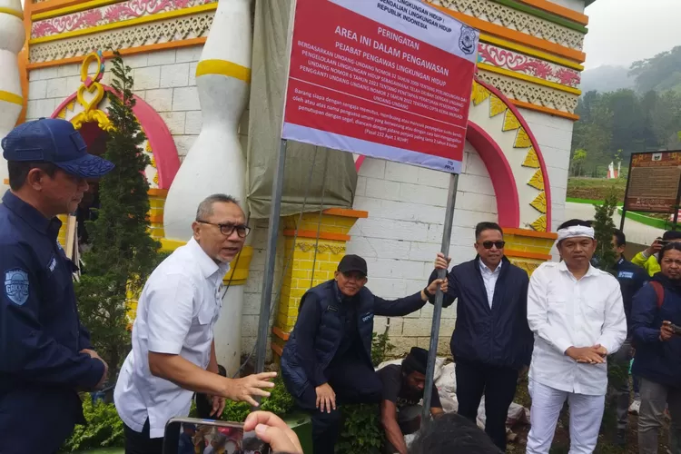 Gubernur Jabar Dedi Mulyadi saat menyegel area Hibisc Fantasy Puncak Bogor, Kamis, 6 Maret 2025. (Fahriza - Metropolitan)