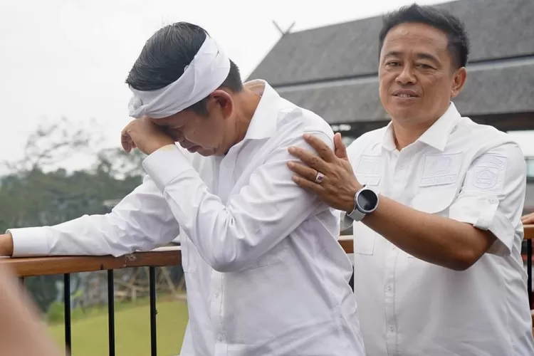 Gubernur Jabar Dedi Mulyadi menangis saat melihat pembangunan Eiger Adventure Land di kawasan hulu Puncak Bogor, Kamis, 6 Maret 2025. (Arifin - Metropolitan)