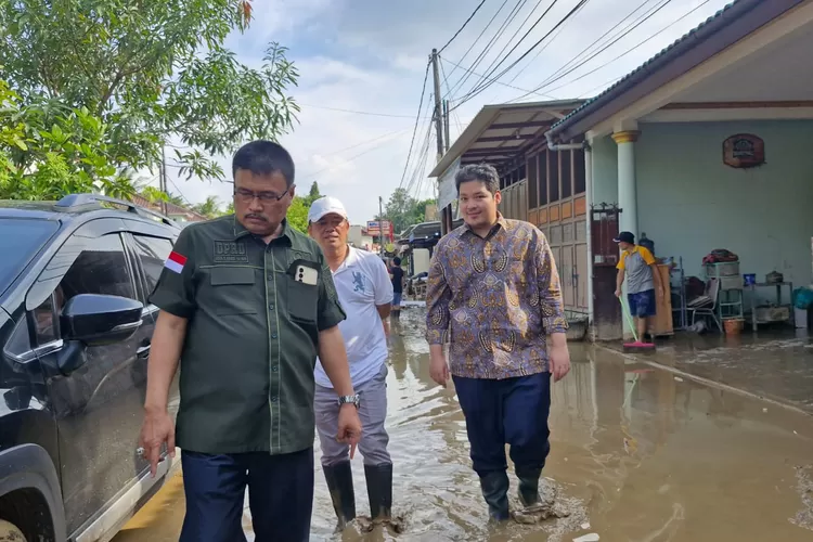 Anggota DPR RI dari Fraksi Partai Golkar Ravindra Airlangga saat mengunjungi lokasi banjir di Bojongkulur, Gunungputri, Kabupaten Bogor. (Ist)