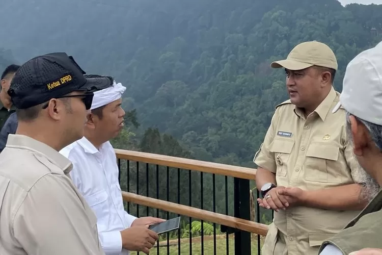 Bupati Bogor Rudy Susmanto bersama Gubernur Jabar Dedi Mulyadi usai menyegel Eiger Adventure Land di Cisarua, Kabupaten Bogor, Kamis, 6 Maret 2025. (Arifin - Metropolitan)