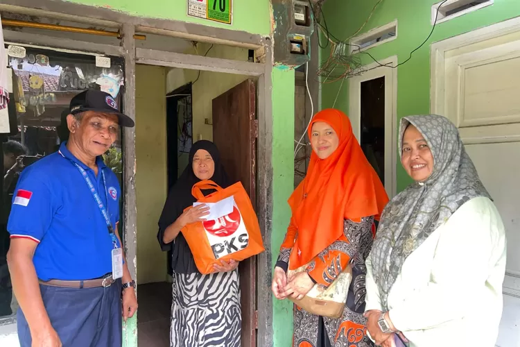 Saat tinjau lokasi bencana, DPRD Kota Bogor fraksi PKS Mulyani mengaku akan perjuangkan BSTT untuk korban becana di Pasir Jaya (DPRD Kota Bogor)