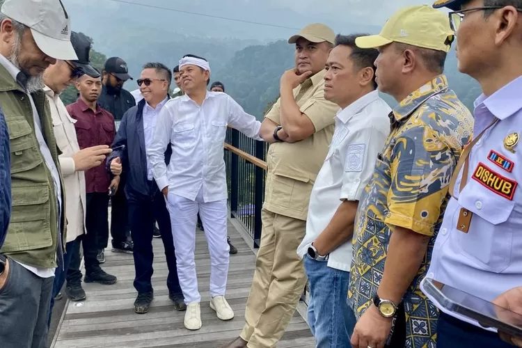 Bupati Bogor Rudy Susmanto (keempat kanan) saat sidak ke Eiger Adventure Land di Cisarua, Kabupaten Bogor, Kamis, 6 Maret 2025. (Arifin - Metropolitan)