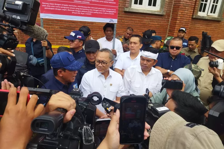 penyegelan bangunan milik PT Perusahaan Perkebunan Sumber Sari Pakuan di kawasan Puncak Bogor, tepatnya di Kecamatan Cisarua, Kabupaten Bogor, Kamis, 6 Maret 2025. (Fahriza)