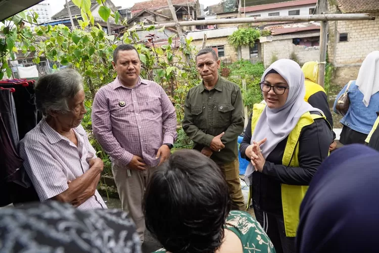 Anggota DPRD Kota Bogor dari Fraksi Golkar, Desy Yanthi Utami, langsung turun ke lapangan untuk meninjau lokasi bencana. (Doc Priibadi)