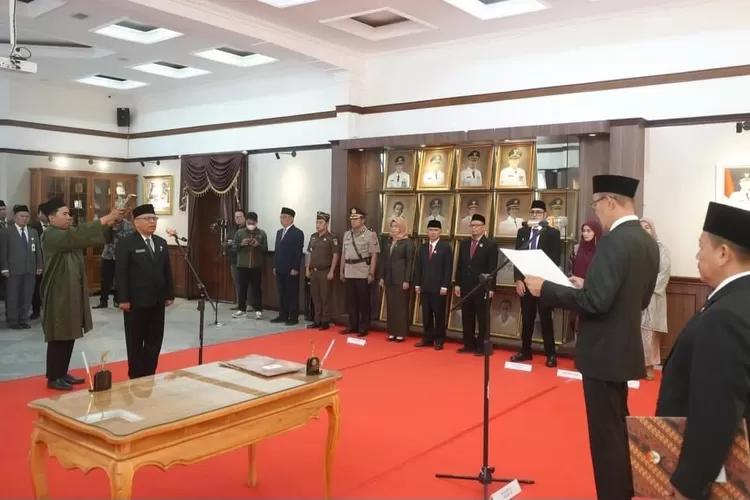 Wali Kota Sukabumi Ayep Zaki resmi melantik Andang Tjahjandi sebagai Pj Sekda Kota Sukabumi pada Jumat 7 Maret 2025 (ist)