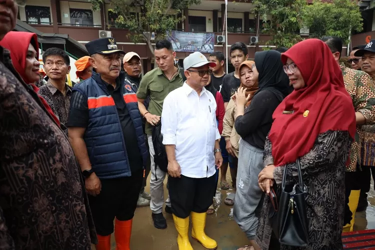 Tak kurang dari ratusan sekolah di Kota Bekasi dari berbagai tingkat terkena bencana dan terendam banjir. Mendikdasmen menyiapkan bantuan (ist)