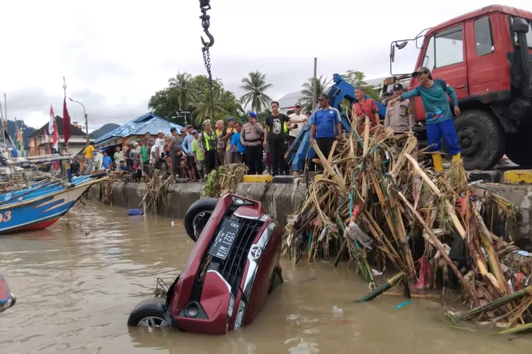 Ditinggal mancing, banjir bandang seret minibus milik warga Bandung ke Laut di kawasan Palabuhanratu Sukabumi (ist)