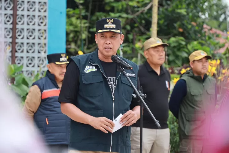 Wali Kota Bekasi Tri Adhianto mengajak semua pihak ikut membantu bersih-bersih dampak bencana banjir yang terjadi di Kota Bekasi (Pemkot Bekasi)