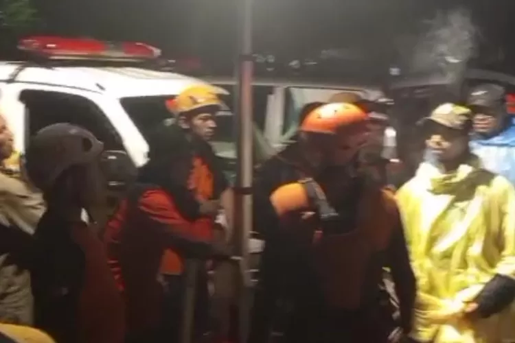 Cikembar, Kabupaten Sukabumi diterjang banjir. Akibatnya, ratusan rumah terendam banjir dan warga pun mengungsi ke tempat lebih aman (ist)