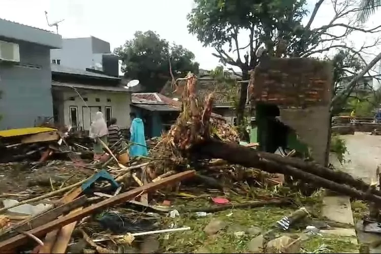 Tragedi bencana banjir di Palabuhanratu, Kabupaten Sukabumi, separang ibu dan anak hilang terseret arus Sungai Cipalabuan, Sukabumi (ist)