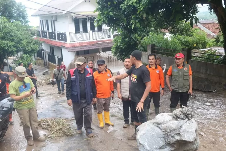 Terkena dampak bencana, Bupati Sukabumi Asep Japar mengaku akan fokus perbaiki jembatan putus di Palabuhanratu, Sukabumi (ist)
