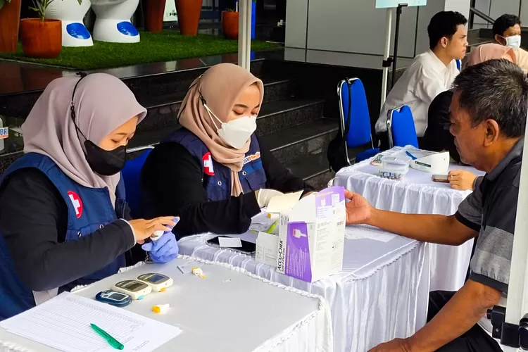 Kegiatan pengecekan kesehatan gratis yang diselenggarakan BRI. 