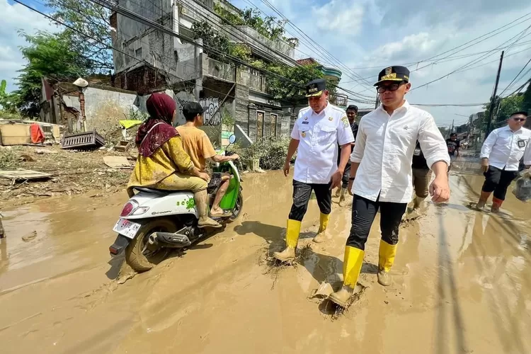 Supaya bantuan tepat sasaran, Wamendagri Bima Arya meminta Wali Kota Bekasi Tri Adhianto segera mendata warga terdampak banjir (Pemkot Bekasi)