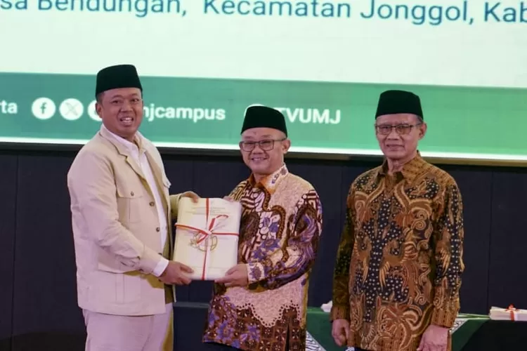 Menteri ATR/BPN Nusron Wahid menyerahkan 212 SHM kepada PP Muhammadiyah&nbsp;di kampus Universitas Muhammadiyah, Cirendeu, Ciputat, Kamis, 6 Maret 2025. (Ist)