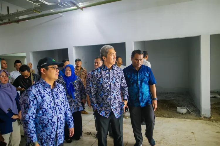 Terlihat kecewa saat sidak proyek pembangunan Pasar Sukasari yang terlambat, Wali Kota Bogor Dedie Rachim minta kontraktor lebih gercep (Pemkot Bogor)