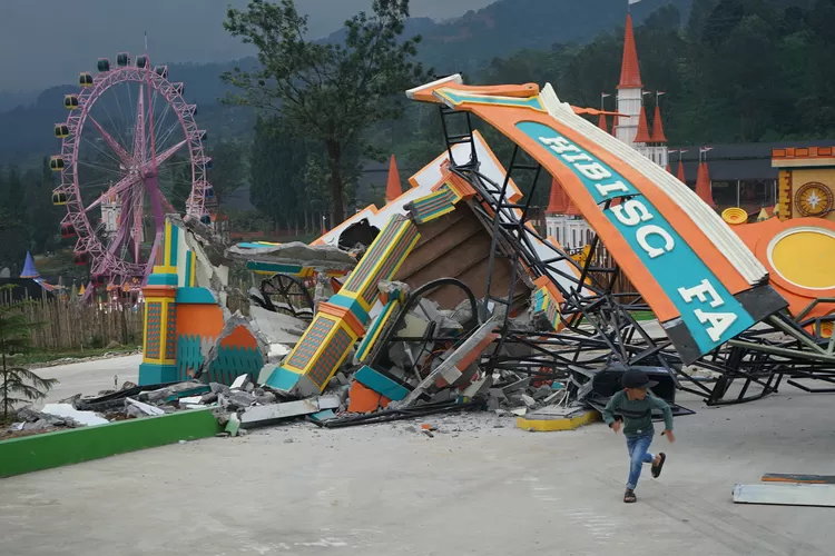 Bangunan depan Hibisc Fantasy Puncak Bogor usai dibongkar Satpol PP, Kamis, 6 Maret 2025.  (Arifin - Metropolitan)