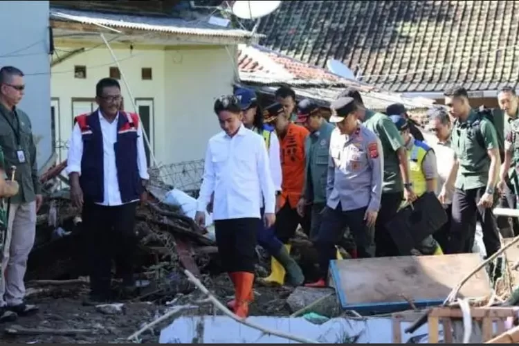 Wapres RI Gibran Rakabuming Raka meninjau lokasi bencana longsor dan banjir di Kabupaten Sukabumi sembari memberikan bantuan (ist)