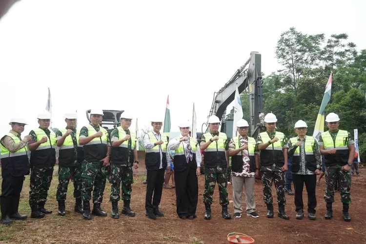 Ground breaking Pembangunan Perumahan Non Dinas TNI Angkatan Darat di Desa Karehkel, Kecamatan Leuwiliang, Kabupaten Bogor, Minggu, 9 Maret 2025. (Diskominfo)
