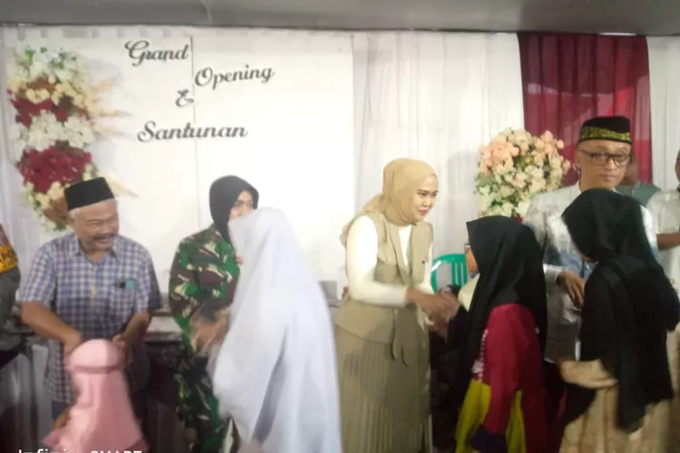 Pembukaan&nbsp;Bazar Pekan Raya Lebaran dengan bakti sosial santunan anak yatim di Kota Batu, Ciomas, Kabupaten Bogor. (Ade)