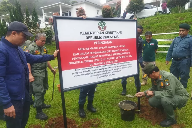Pemasangan plang pengawasan vila di wilayah Puncak Bogor, tepatnya di Kecamatan Cisarua, Kabupaten Bogor, Minggu, 9 Maret 2025. (Fahriza)