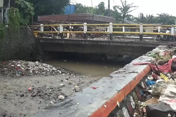 Demi mengatasi banjir, Jembatan Sungai Cipalabuan akhirnya dibongkar sesuai dengan instruksi Gubernur Jawa Barat Dedi Mulyadi (ist)