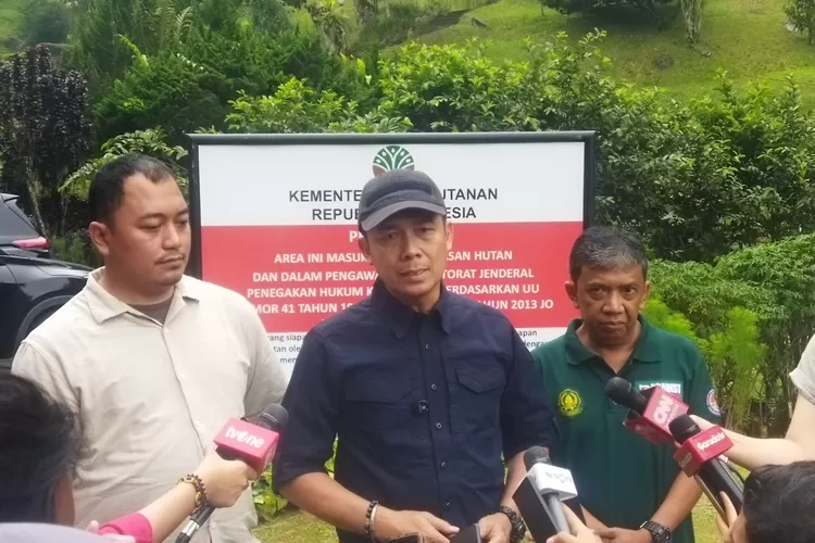 Kementerian Kehutanan saat melakukan penyegelan vila di kawasan Puncak Bogor, Minggu, 9 Maret 2025. (Fahriza)