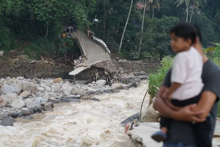 Kondisi jembatan putus di Desa Cipayung Girang, Megamendung, Kabupaten Bogor putus diterjang banjir usai diguyur hujan dengan intensitas tinggi, Minggu, 2 Maret 2025. BNPB memperpanjang modifikasi cuaca di Jabidetabek hingga 10 Maret 2025 untuk meminimalisasi bencana susulan. (Arifin - Metropolitan)