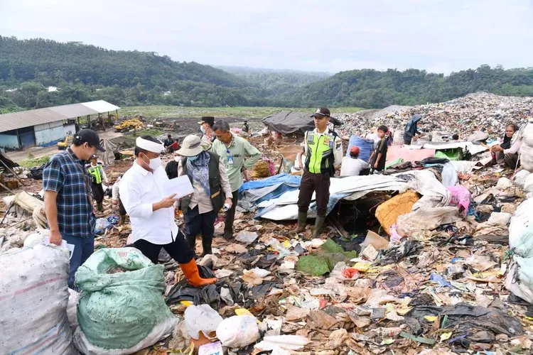 Sekda Jabar&nbsp;Herman Suryatman saat meninjau lokasi longsor sampah&nbsp;di TPA Sarimukti,&nbsp;Minggu, 9 Maret 2025. (jabarprov.go.id)