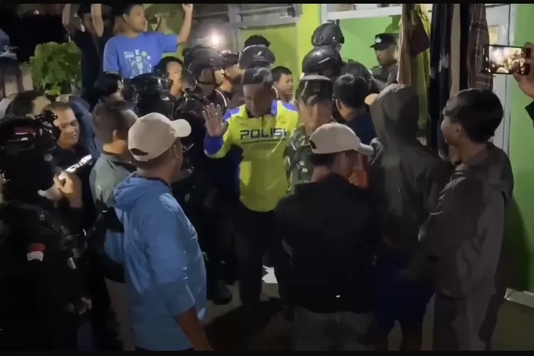 Polisi mengamankan sepasang kekasih yang digerebek warga di Wanaherang, Gunungputri, Kabupaten Bogor. (Tangkapan layar)