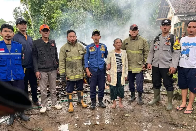 Rumah seorang janda tua, Karnenih (74), warga Kampung Sirnasari, Cidadap, Sukabumi alami kebakaran dan kini rata dengan tanah (ist)
