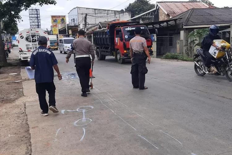 Polisi melakukan olah TKP kecelakaan maut di Jalan Pemuda, Kampung Prumpung Desa Cibinong, Kecamatan Gunungsindur, Kabupaten Bogor, Senin, 10 Maret 2025 pagi. (Polres Bogor)
