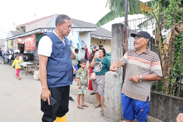 Wali Kota Bekasi Tri Adhianto diapresiasi warga setelah turun langsung dan gerak cepat membantu bersihkan dampak bencana banjir (Pemkot Bekasi)