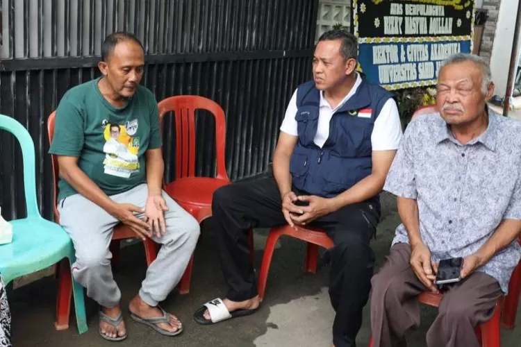  Wali Kota Bekasi Tri Adhianto menyambangi rumah dua warga yang meninggal dunia akibat sengatan listrik usai bencana banjir (Pemkot Bekasi)
