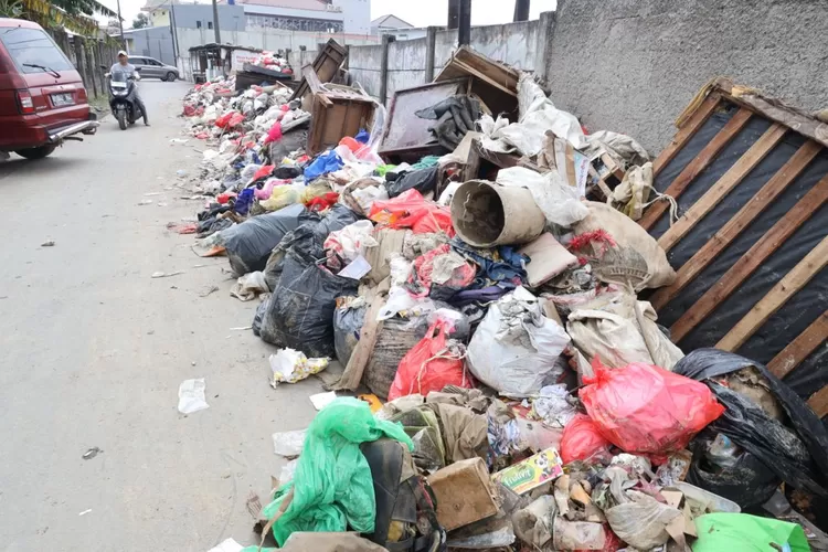 Adanya tumpukan sampah yang menggunung di lokasi terdampak banjir di Kota Bekasi, Wali Kota Tri Adhianto meminta DLH bergerak cepat (Pemkot Bekasi)