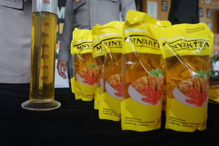 Ikatan Pedagang Pasar Indonesia (Ikappi) mendesak Menteri Koordinator Bidang Pangan Zulkifli Hasan (Zulhas) untuk bertanggung jawab atas kisruh isi MinyaKita (Arifin - Metropolitan)