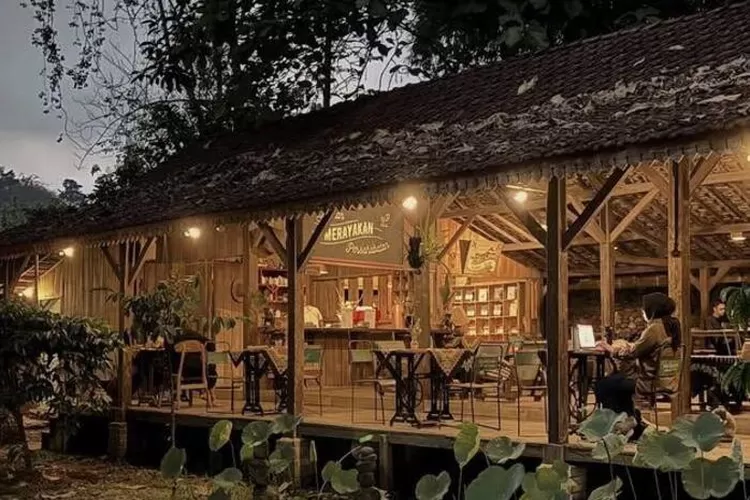 Salah satu rekomendasi cafe di Bogor untuk pilihan Bukber dengan nuansa alam Terbaik yaitu Rumah Kopi Ranin. (Instagram : rumahkopiranin)