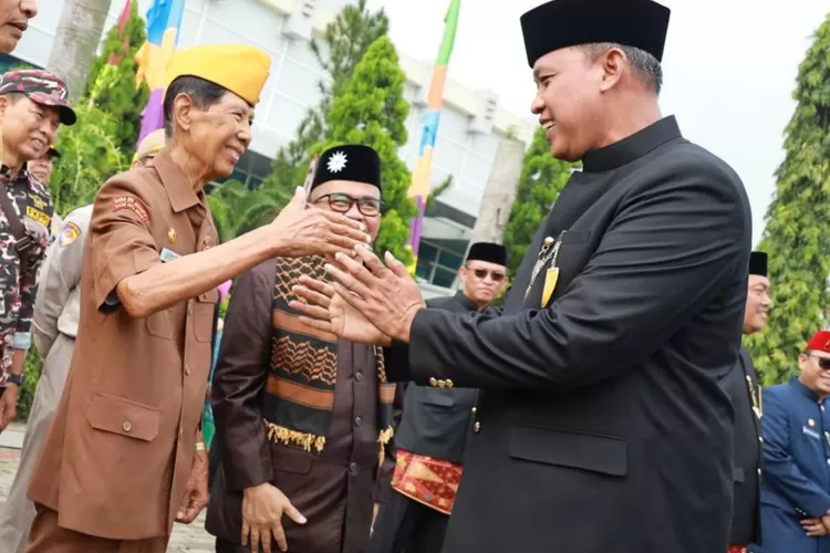 Wali Kota Bekasi Tri Adhianto dan Wakil Wali Kota Haris Bobiho akan menyumbangkan gaji pertama mereka kepada warga yang terdampak banjir. 