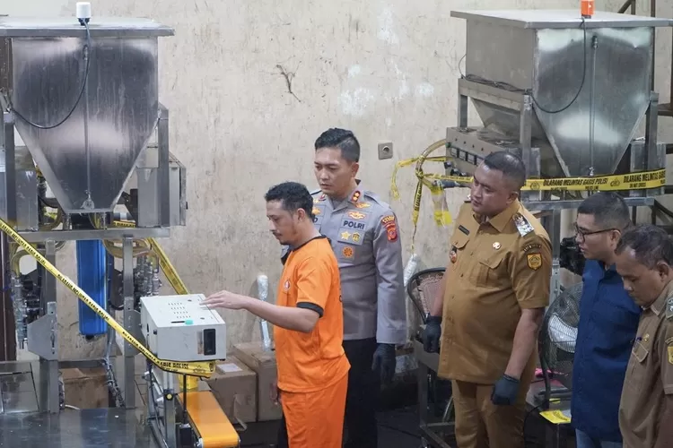 Kapolres Bogor AKBP Rio Wahyu Anggoro bersama Bupati Bogor Rudy Susmanto dan Ketua DPRD Kabupaten Bogor Sastra Winara mengecek gudang produksi Minyakita palsu di Sukaraja, Kabupaten Bogor, Senin, 10 Maret 2025. (Arifin - Metropolitan)