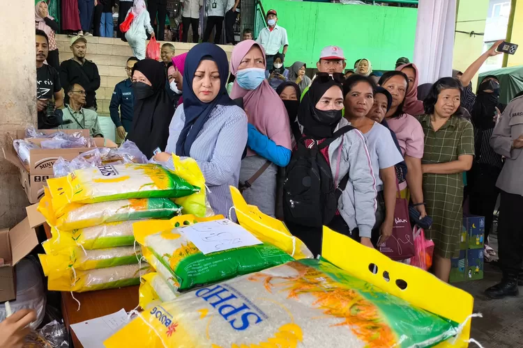 pasar murah di Pasar Cibinong, Kecamatan Cibinong, Kabupaten Bogor, Selasa, 11 Maret 2025. (Panca)