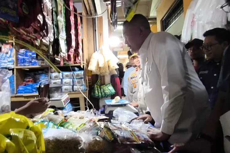 Bupati Bogor Rudy Susmanto ssat sidak&nbsp;ke Pasar Cibinong, Kecamatan Cibinong, Kabupaten Bogor, Selasa, 11 Maret 2025. (Panca - Metropolitan)