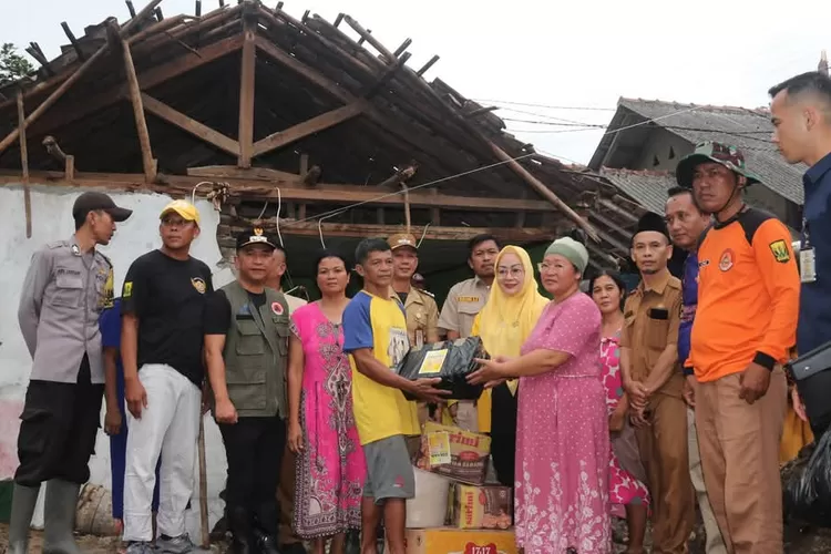 Wakil Bupati Sukabumi, Andreas, turun langsung ke lokasi terdampak.