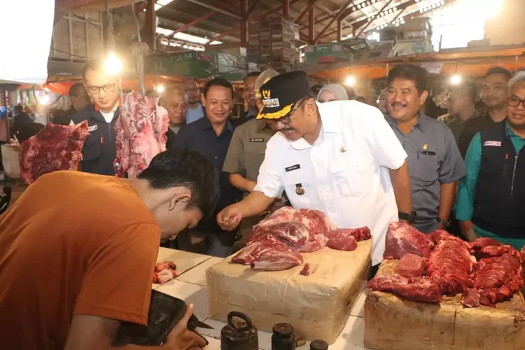 Bupati Sukabumi H. Asep Japar turun langsung ke Pasar Cisaat untuk memastikan harga kebutuhan pokok jelang Lebaran.