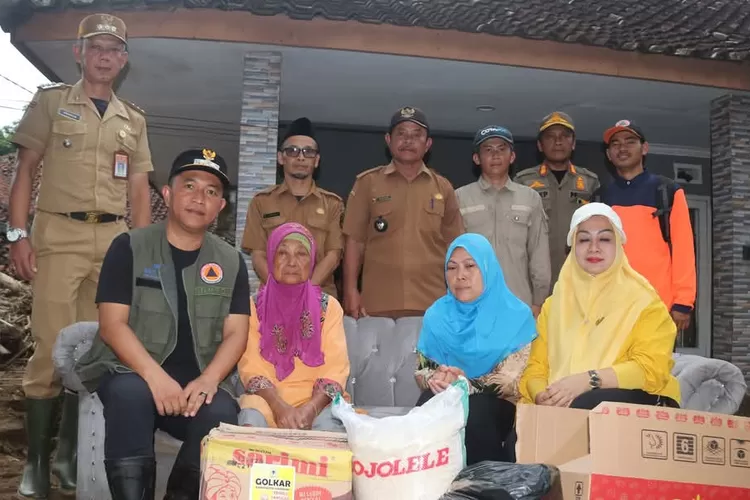 Anggota DPRD Kabupaten Sukabumi dari Fraksi Golkar, Rika Yulistina, turun langsung mendampingi Wakil Bupati Sukabumi, Andreas mengecek kondisi warga yang terdampak banjir bandang.