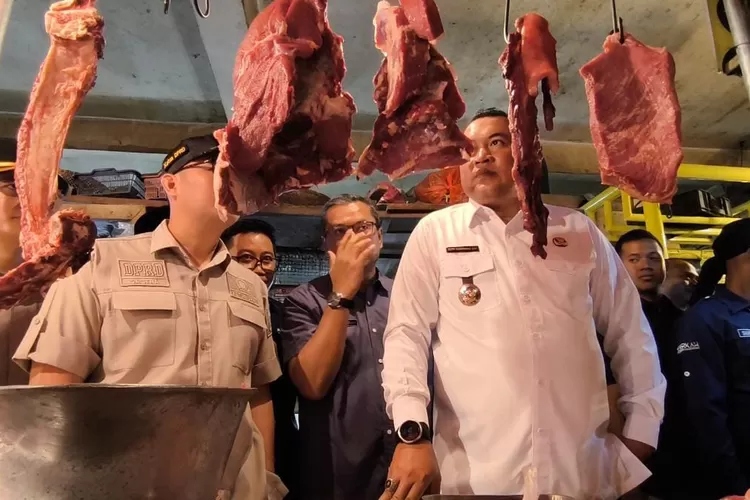 Bupati Bogor Rudy Susmanto saat meninjau Pasar Cibinong, Selasa, 11 Maret 2025. Hingga pekan kedua Ramadhan, harga daging sapi di Pasar Cibinong relatif stabil. (Panca)