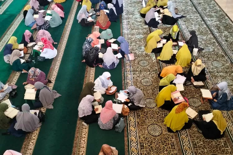 Dalam menyambut bulan suci Ramadan, Majelis Taklim Masjid Agung Al-Isro Kota Bogor, menggelar giat Tadarus Al-Quran Ramadhan 1446 H (ist)