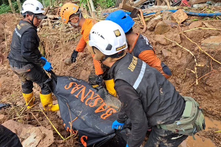 Tim SAR gabungan berhasil menemukan tiga orang warga yang tertimbun longsor di Kecamatan Simpenan Kabupaten Sukabumi (ist)